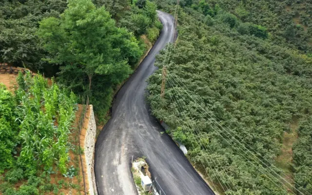 KABADÜZ’DE 4 MAHALLEYİ BİRBİRİNE BAĞLAYAN YOL ASFALTLANDI