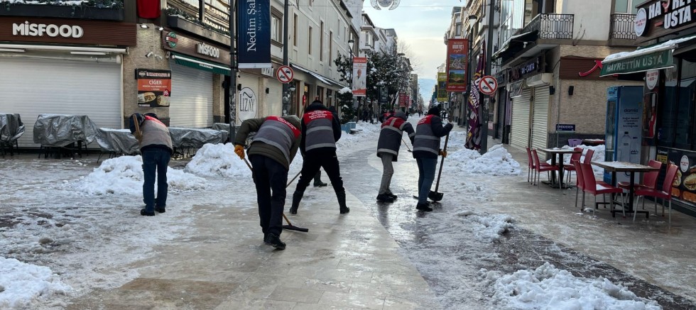 BÜYÜKŞEHİR EKİPLERİ YAYALAR İÇİN SEFERBER 