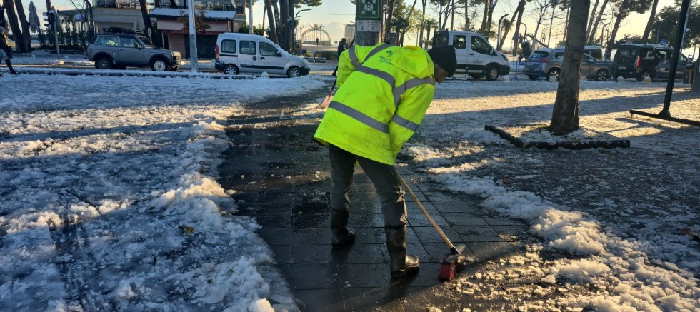 BÜYÜKŞEHİR EKİPLERİ YAYALARIN GÜVENLİĞİ İÇİN SEFERBER