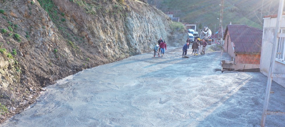 İKİ İLÇEYİ BAĞLAYAN YOLDA BETON SEVİNCİ