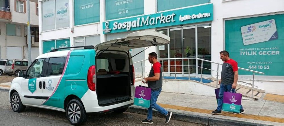 SOSYAL MARKET TAKDİR TOPLUYOR