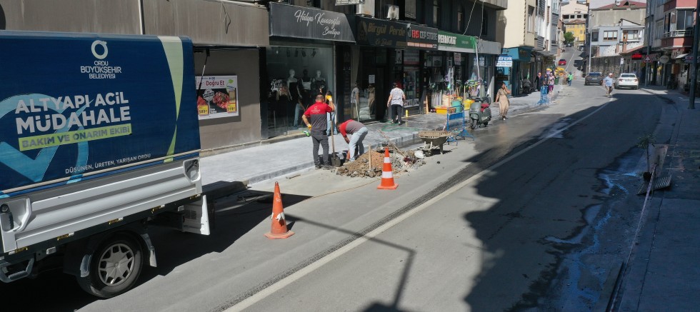ÜNYE’NİN EN İŞLEK CADDESİNDE KALDIRIMLAR YENİLENİYOR