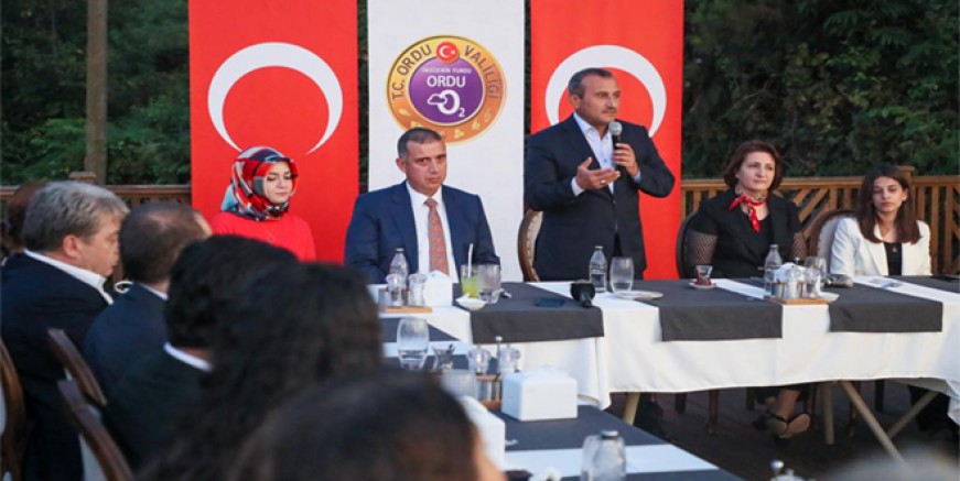 VALİ SONEL, TAYİNİ ÇIKAN KAYMAKAMLAR ONURUNA VEDA YEMEĞİ DÜZENLEDİ 