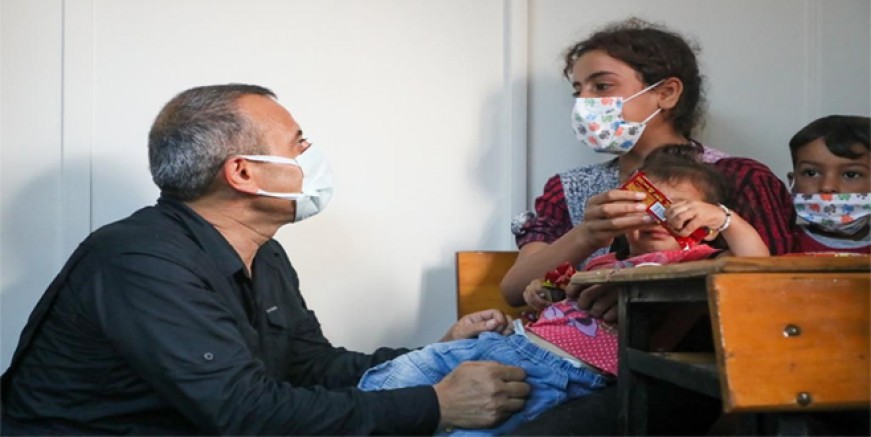 VALİ VE BÜYÜKŞEHİR BELEDİYE BAŞKANINDAN TARIM İŞÇİLERİNE ZİYARET